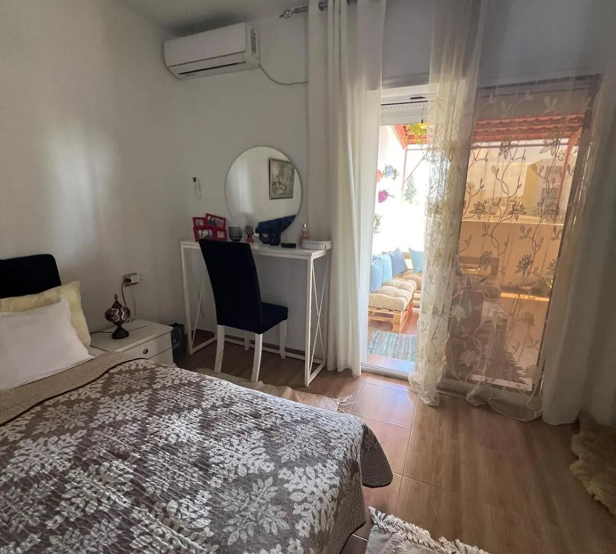 Private Floor, Shared Stairs Etage Prive Escalier Entree Partages Apartment Ariana